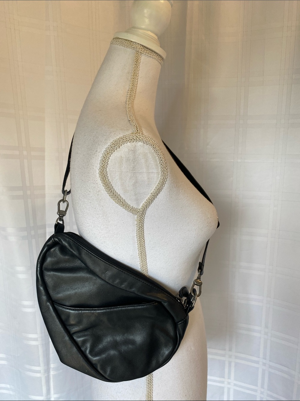 Ameribag Healthy Back Black Leather Crossbody Bag